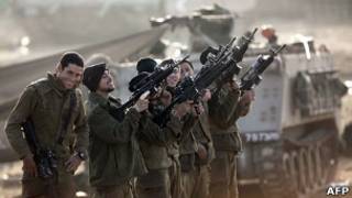 Израильские солдаты стреляют в воздух