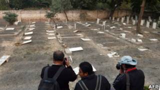 پاکستان میں احمدی برادری کے ایک قبرستان کی فائل تصویر