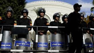 Des policiers anti-émeute devant le palais présidentiel