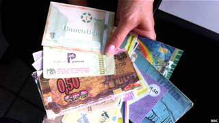 Una mano sosteniendo monedas sociales.