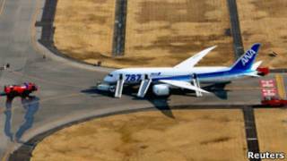 Boeing 787 Dreamliner после аварийной посадки в Такамацу