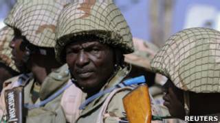 Des soldats nigerians attendant leur embarquement à Kaduna