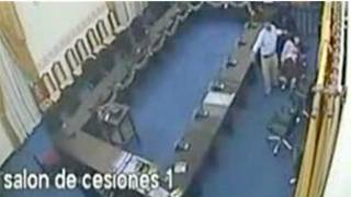 Escena del video captado por las cámaras de seguridad de la sede parlamentaria