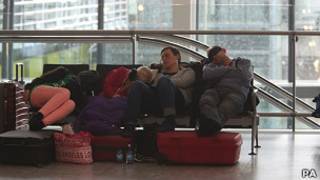 Pasajeros varados en el aeropuerto de Heathrow