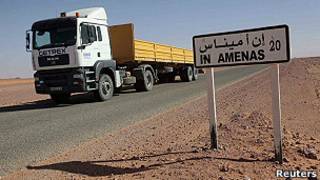 Cartel en el desierto argelino