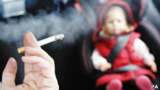 Niña expuesta al humo del cigarro