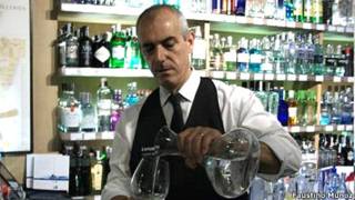 Faustino Muñoz frente a la tienda Colmado Quilez, en Barcelona.
