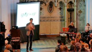 Científico Harry Cliff habla durante la Asamblea Dominical