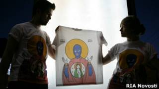 Футболка с головой в балаклаве и нимбом