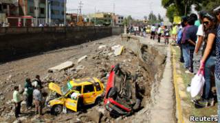 Autos arrastrados por el agua