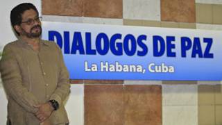 Iván Márquez delante de un cartel