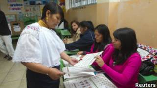 Una mujer vota en Ecuador