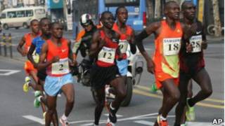 Wilson Erupe menant la course au marathon de Seoul
