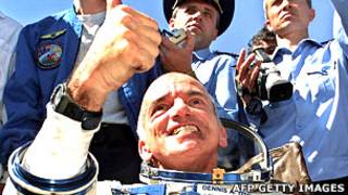 Dennis Tito luego de su viaja a la Estación Espacial Internacional en 2001
