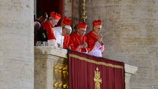 Papa Francisco saluda desde el balcón rodeado de cardenales