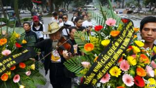 Đặt hoa tưởng niệm chiến sỹ Trường Sa 14/3/2013