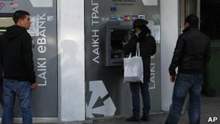 Очередь у банкомата на Кипре