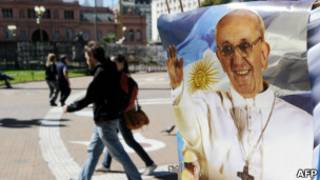 Pôster do papa Francisco à venda na praça de Maio