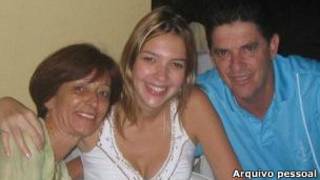 Carla com os pais (arquivo pessoal)
