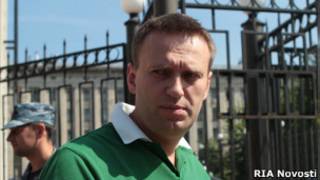 Алексей Навальный у здания Следственного комитета