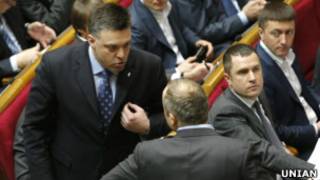 Олег Тягнибок сперечається із депутатами Партії регіонів