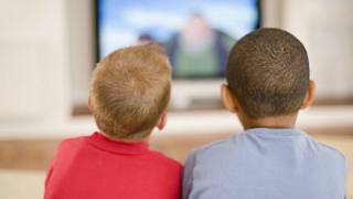 Niños mirando la televisión