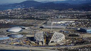 Estádios para os Jogos de Inverno de Sochi, ainda em construção (Reuters)