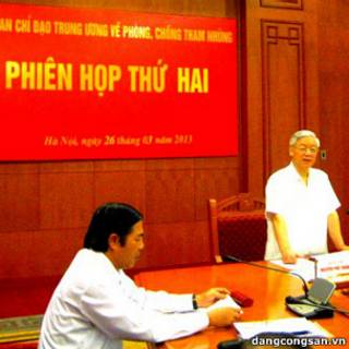 Ông Nguyễn Phú Trọng (đứng) và ông Nguyễn Bá Thanh tại phiên họp hôm 26/3