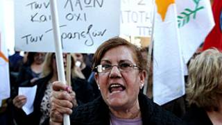 Mujer protestando en Chipre