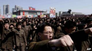 Militares e estudantes em manifestação de apoio a Kim Jong-un (foto: AP)