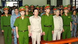 Anh em nhà ông Vươn trong phiên sơ thẩm hồi tháng 4
