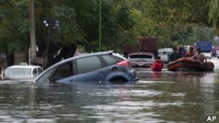 Carros parcialmente submersos em La Plata (foto: AP)