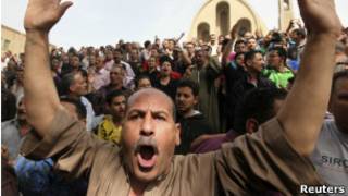 Cristãos coptas protestam no Cairo (foto: Reuters)