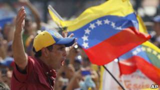 Henrique Capriles durante marcha na Venezuela (foto: Associated Press)