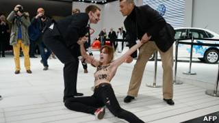 Служба безопасности задерживает участницу группы Femen