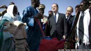 Shugaba Hollande a lokacin da aka bashi kyautar rakumin