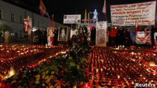 Manifestantes acendem velas em Varsóvia (foto: Reuters)