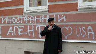 надпись на стене "Мемориала"