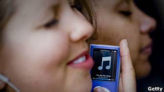 Chica escuchando música