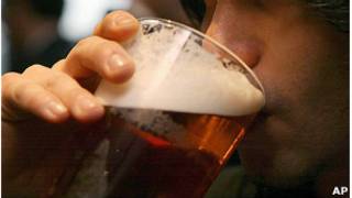 Hombre tomando cerveza