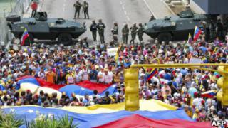 Militares acompanham protesto da oposição em Merida (foto: AFP)