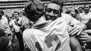 Pelé abraza al arquero Ado