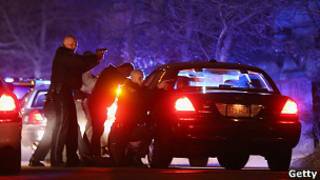 Policiais fazem cerco a suspeito de atentado (foto:Getty Images)