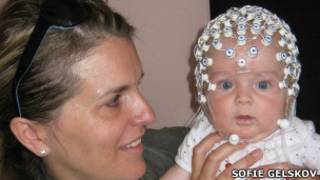 Bebé de cinco meses con su madre