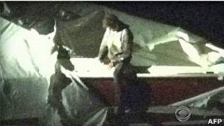 Imagens cedidas pela CBS mostram momento em que Dzhokhar Tsarnaev sai do barco (AFP/Getty)