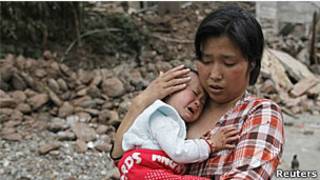 Chen Zhirong e filho em meio aos escombros da cidade de Longmen (Reuters)
