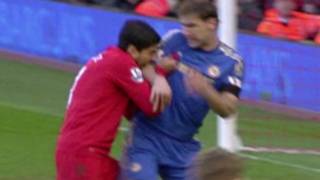 Luis Suarez da Branislav Ivanovic