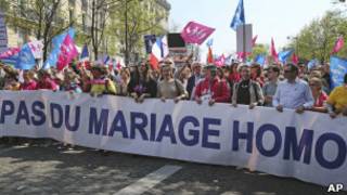 Protesto contra projeto que autoriza casamento gay na França (AP)