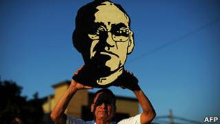 Hombre sostiene imagen del monseñor Arnulfo Romero