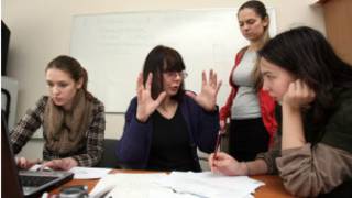 Avrupa Sosyal Bilimler Üniversitesi'ndeki derslerinden bir an görülüyor